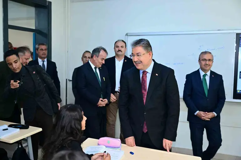 Vali Dr. Erdinç Yılmaz lise öğrencileriyle bir araya geldi
