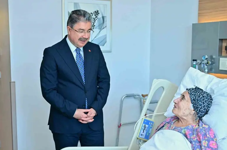 Vali Dr. Erdinç Yılmaz’dan şehit annesine hastanede ziyaret

