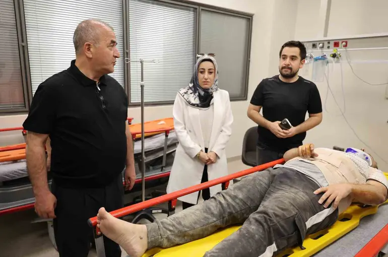 Vali Hatipoğlu hastanedeki yaralıları ziyaret etti
