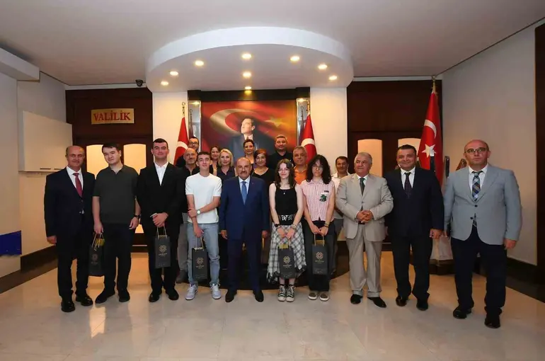 Vali İsmail Ustaoğlu LGS ve YKS şampiyonlarını tebrik etti
