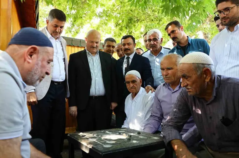 Vali Küçük, Kahta’da esnaf ve vatandaşlarla bir araya geldi

