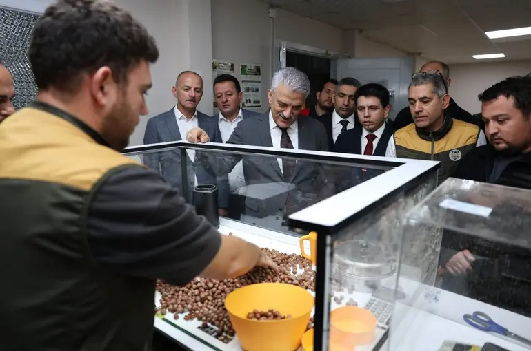 Vali Makas Çilimli’de TMO fındık alım merkezini inceledi
