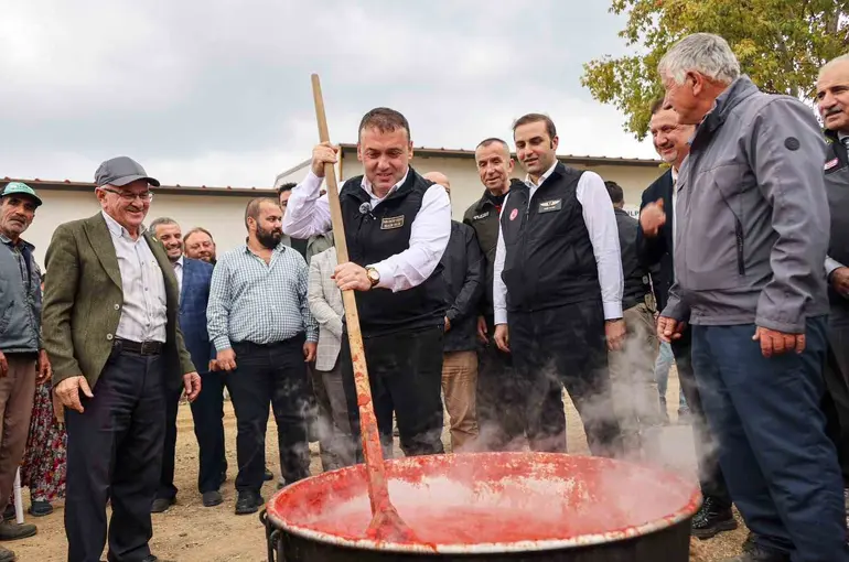 Vali Sözer salça kazanı başına geçti
