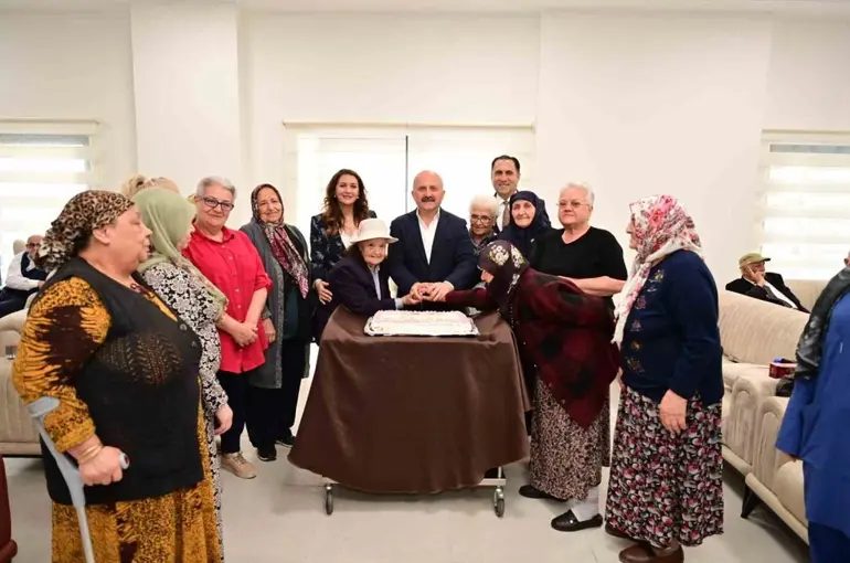 Vali Varol asırlık çınarlar ve şehit aileleri ile bir araya geldi
