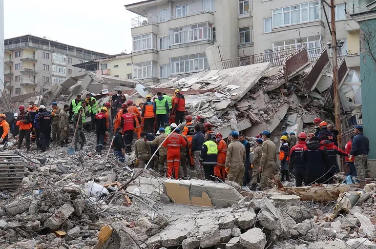 Vali yardımcısının yargılandığı enkaz demirleri davasında ilk duruşma

