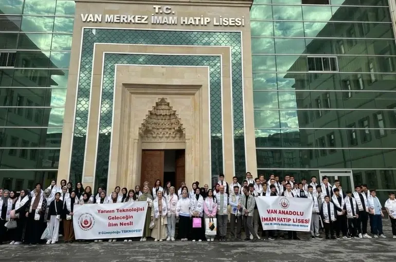 Van Anadolu İmam Hatip Lisesinden TEKNOFEST’e 100 kişilik katılım
