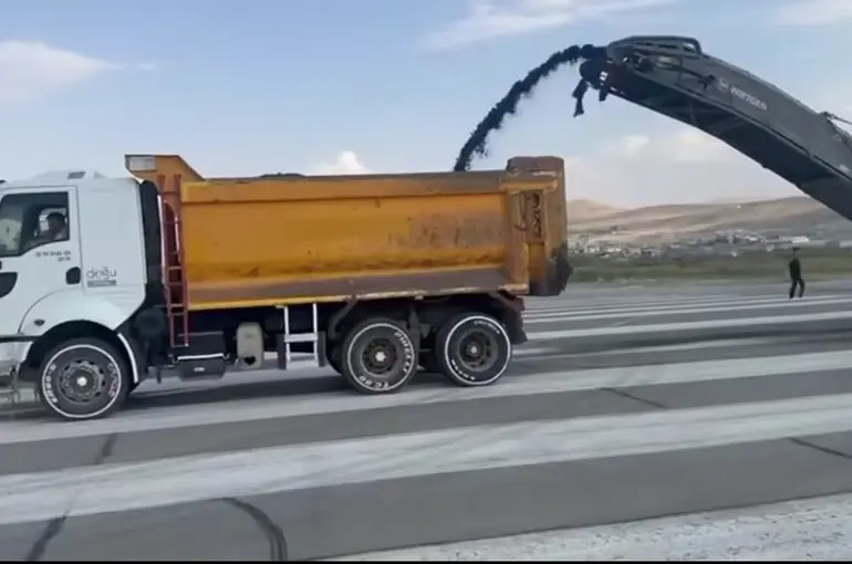 Van Ferit Melen Havalimanında pist sökme çalışmaları başladı
