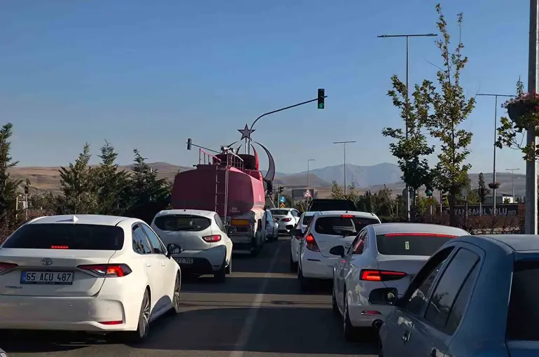 Van Gölü sahil yolunda tehlike büyüyor
