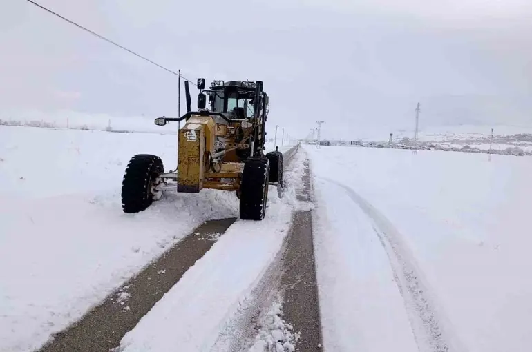 Van’da 216 yerleşim yerinin yolu kapandı
