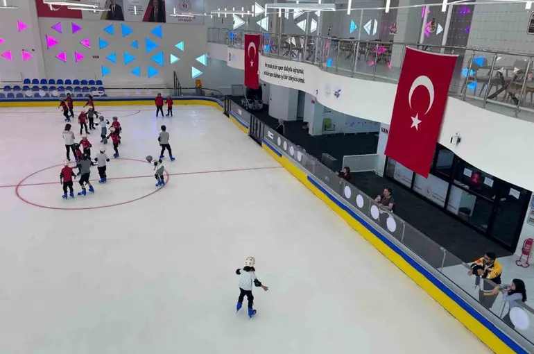 Van’da 30 derece sıcaklıkta buz pateni keyfi
