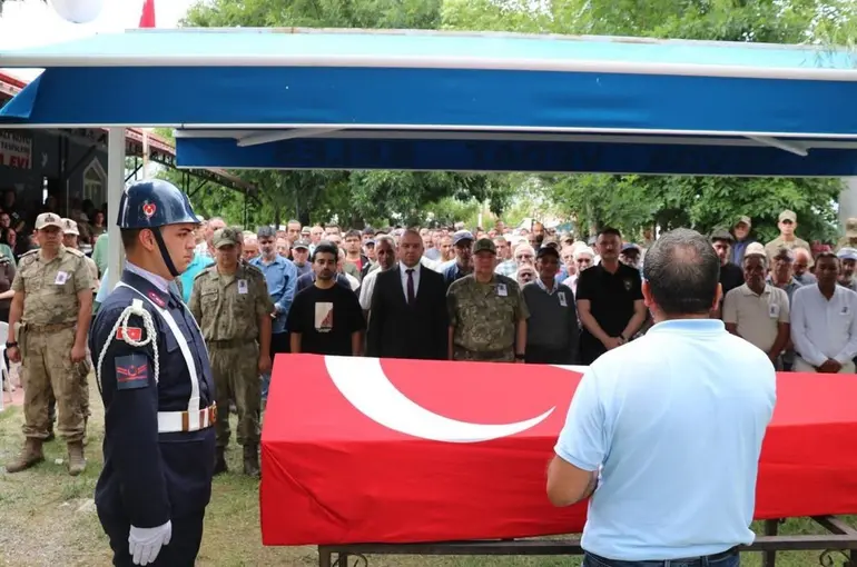 Van’da gazi olan Fırat son yolculuğuna uğurlandı
