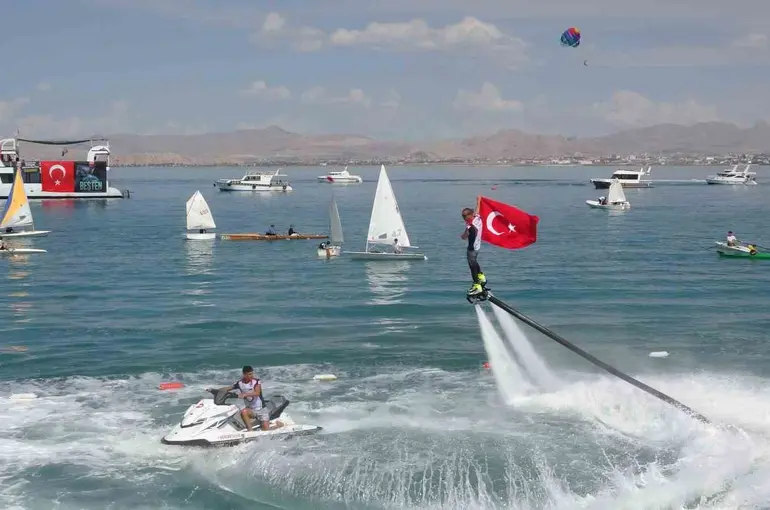 Van’da GölFest heyecanı: Türk bayrağıyla flyboard gösterisi nefes kesti
