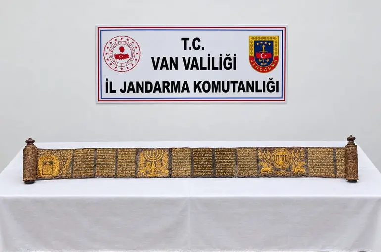 Van’da jandarmadan tarihi eser operasyonu: Altın yaldız işlemeli Tevrat ele geçirildi