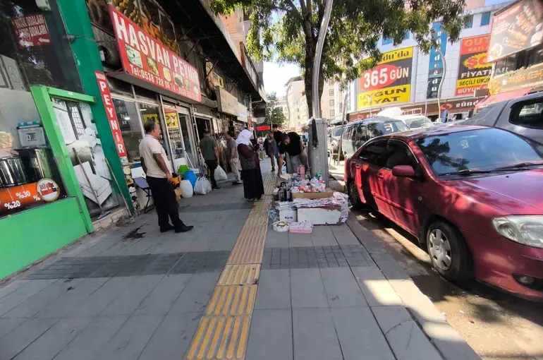 Van’da kaldırımlar işgal altında: Yayalar yola indi, turistler ve esnaf tepkili
