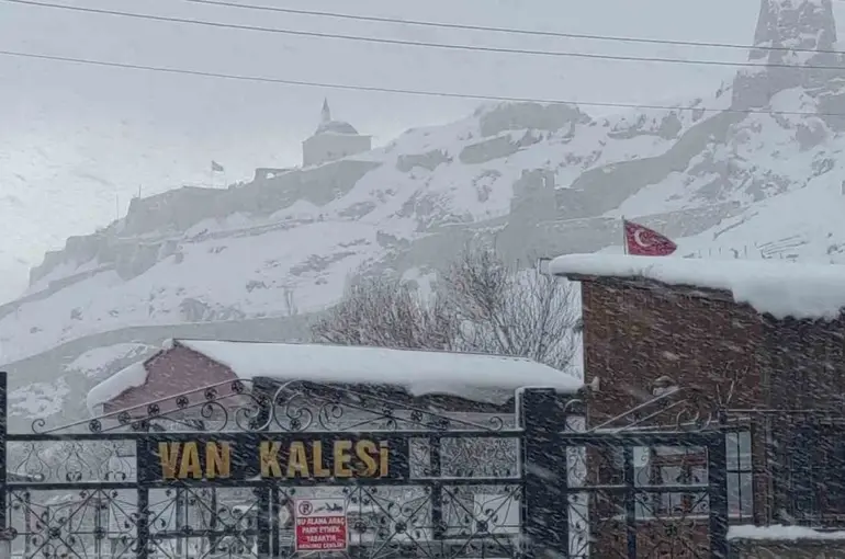 Van’da kardan dolayı kapanan 390 yoldan 230’u açıldı
