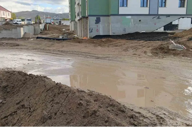 Van’da öğrencilerin okul yolunda çamur çilesi
