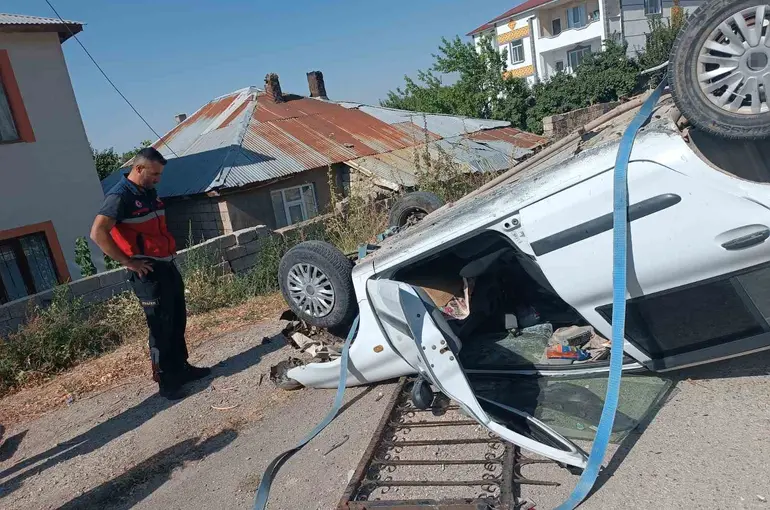 Van’da otomobil istinat duvarından düştü; 1 yaralı
