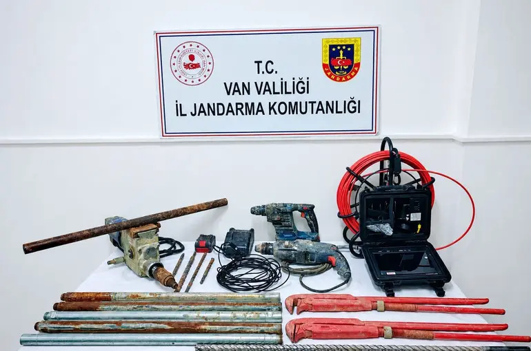Van’da sit alanında kaçak kazı yapan 2 kişi suçüstü yakalandı

