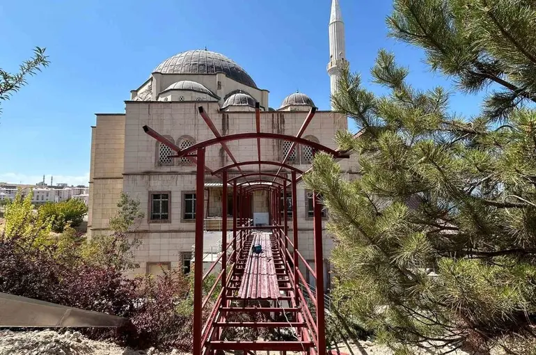 Van’da yaşlı ve engelliler için camiye geçit yapılıyor
