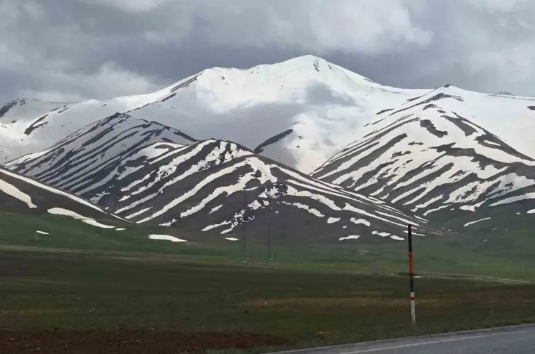 Van’daki karlı dağlar ’Zebra’ desenine büründü
