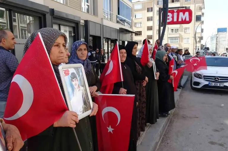 Vanlı anne: "Barış olsun, bu acı bitsin"
