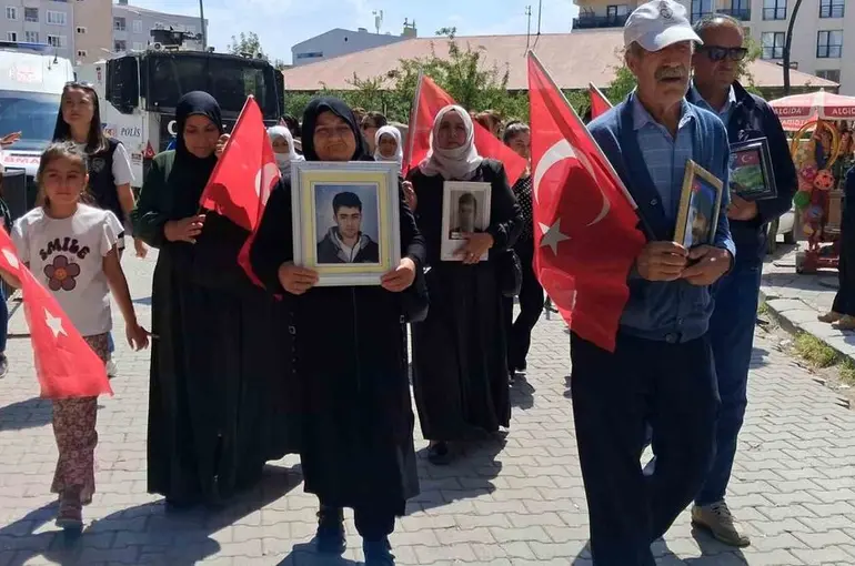 Vanlı anneler evlatlarını bekliyor
