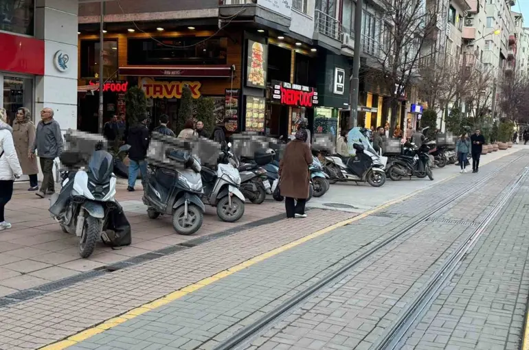 Vatandaş hatalı park edilen kurye motosikletlerinden rahatsız
