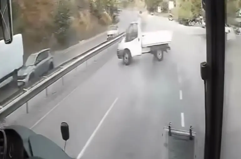 Virajı alamayan kamyonet spin attı: O anlar kamerada
