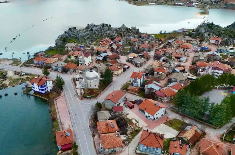 Yağış manzarası şaşırttı, Pınarbaşı deniz oldu
