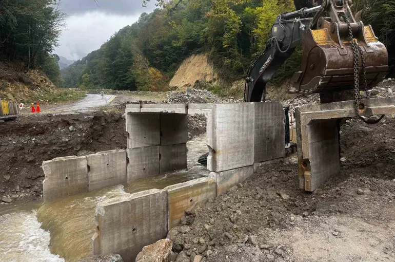 Yağışlarda çöken yolun alt yapısı güçlendirildi
