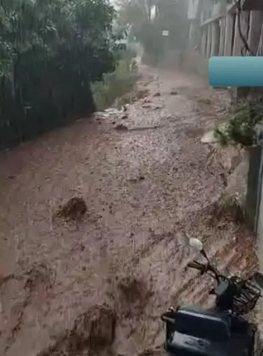 Yahyalı’da yağış sele neden oldu, evler araçlar zarar gördü
