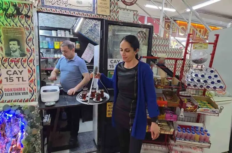 Yaklaşık 3 metrekarelik iş yerini sanat eseri niteliğinde bir mekâna dönüştürdü
