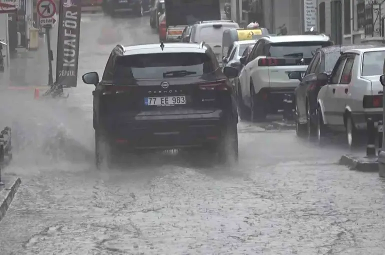 Yalova’da sağanak yağış hayatı olumsuz etkiliyor
