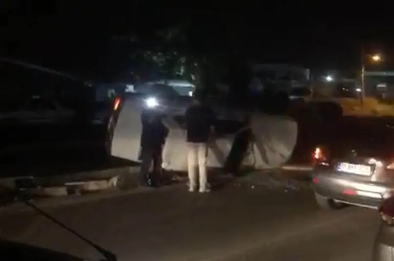 Yan yatan otomobilde emniyet kemeri hayat kurtardı
