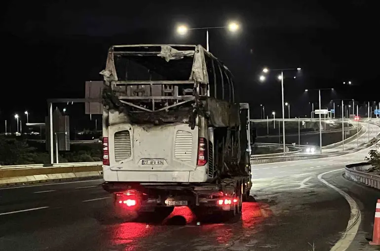 Yanan otobüste hayatını kaybedenlerin cesetleri Adli Tıp Kurumu’na kaldırıldı
