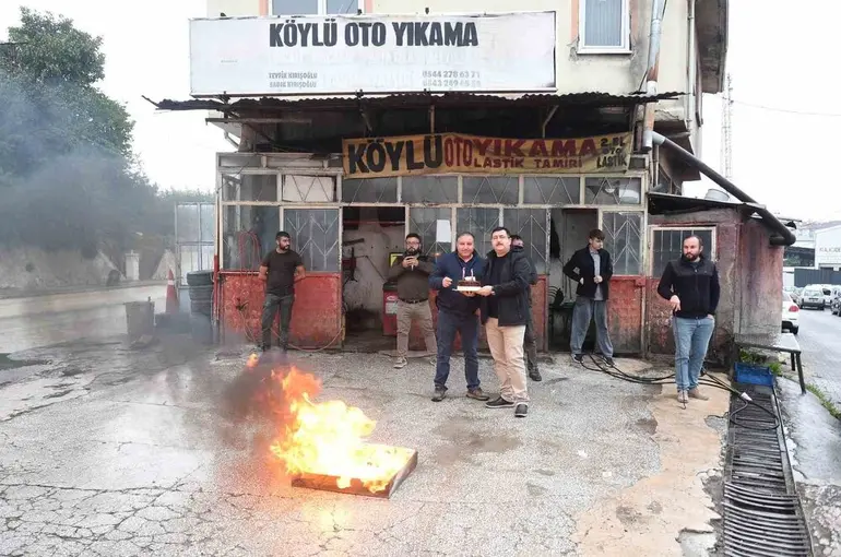 Yangın ihbarına giden itfaiyecileri pastayla karşıladılar
