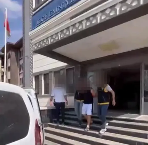 Yaralama ve öldürmeye teşebbüs suçlarından aranan şüpheli, 4 silahla yakalandı

