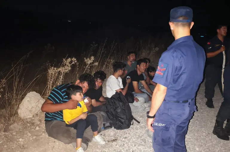 Yardım çağrısı yapan göçmenlerin imdadına ekipler yetişti
