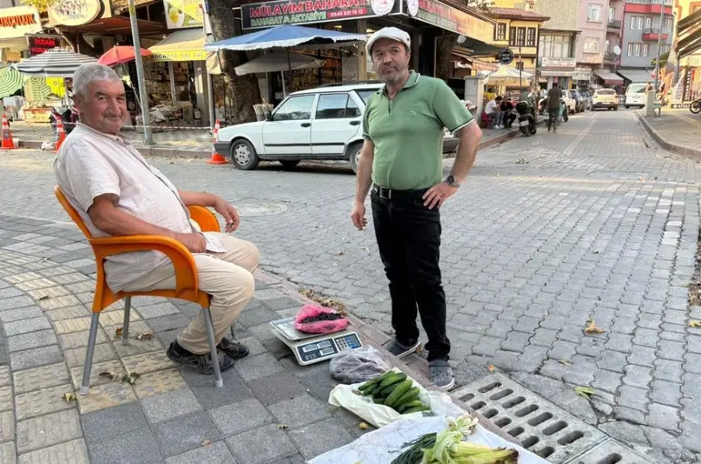 Yaşına rağmen tarlasında yetiştirdiği doğal ürünleri pazarda satıyor
