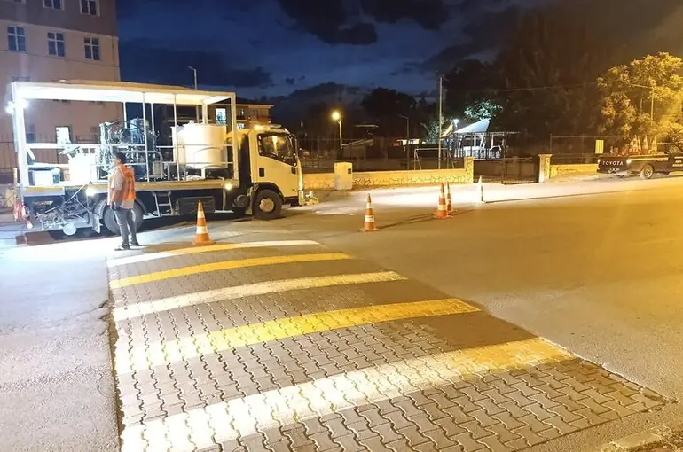 Yaya geçidi çizgileri boyanarak daha belirgin hale getirildi
