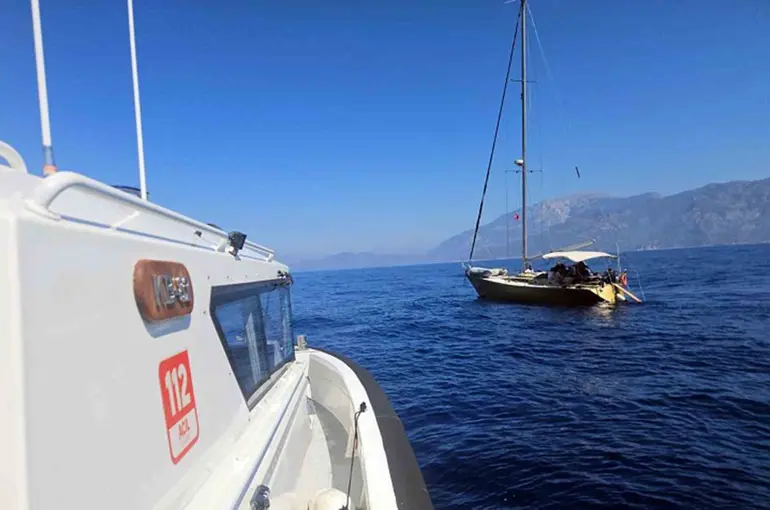 Yelkenli teknede 16’sı çocuk 64 düzensiz göçmen yakalandı
