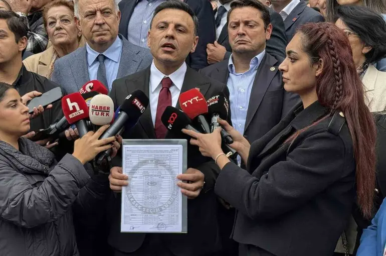 Yeniden CHP İstanbul İl Başkanı seçilen Özgür Çelik mazbatasını aldı
