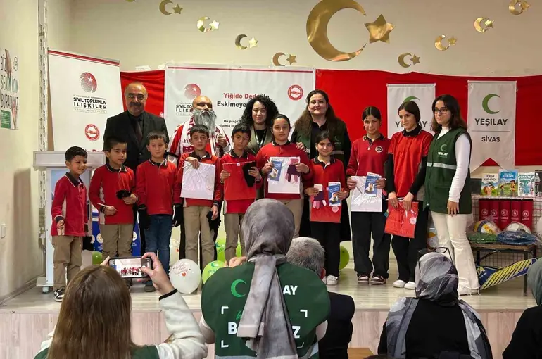 ‘Yiğido Dede’ çocukların yüzünü güldürdü
