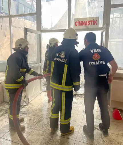 Yıkım çalışması yapılan spor merkezinde yangın
