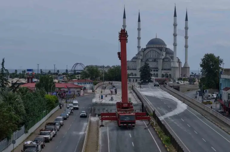 Yıkımı süren Reşadiye Viyadüğü’nde ilk beton blok sökülerek alındı
