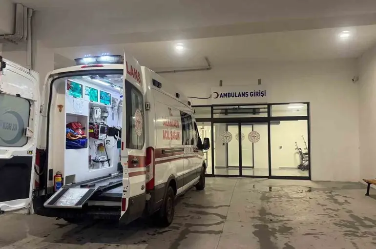 Yılan, bahçeye inen adamın ayağına saldırdı
