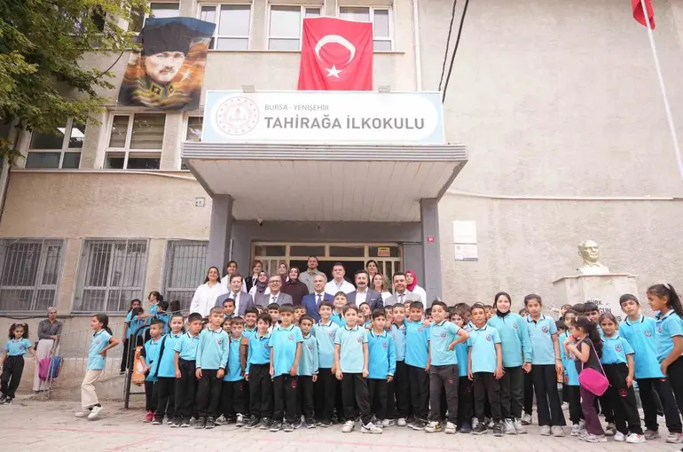 Yıllar önce öğrenciydi, şimdi başkan olarak aynı okulda
