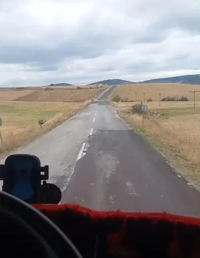 Yol durumunu ve kazaları anlatırken kazaya tanıklık etti
