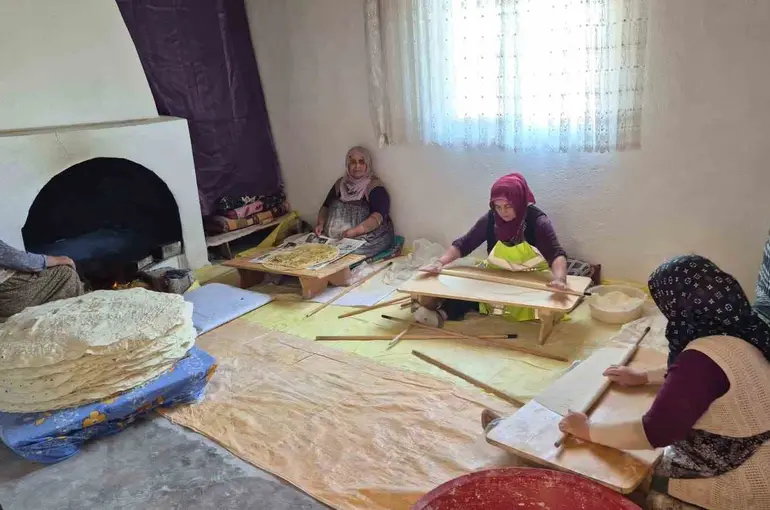 Yozgat’ta imece usulü kışlık yufka ekmek hazırlığı sürüyor
