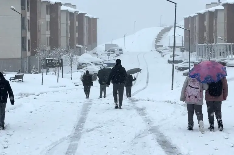 Yüksekova nisan ayında karla kaplandı
